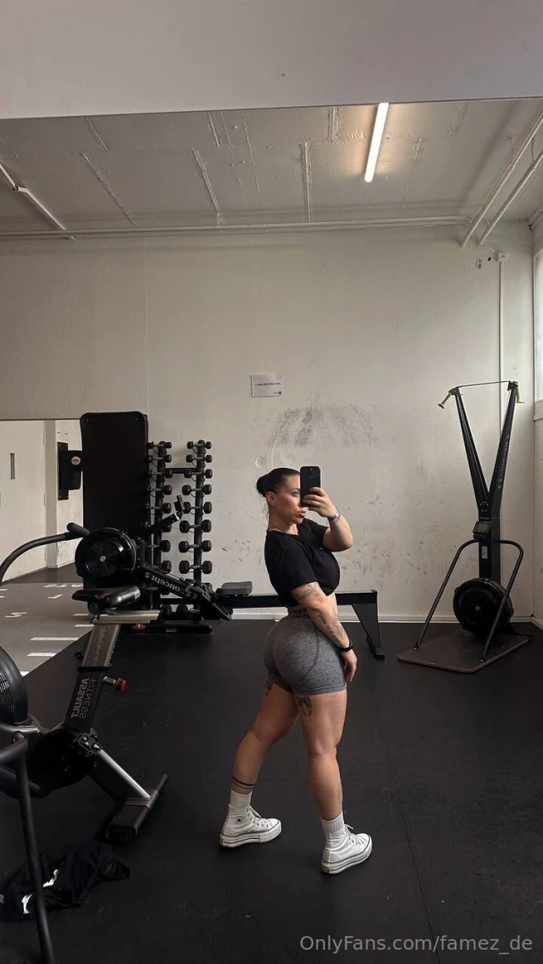 Smallonee hey i m smallonee 25 years old a fitness model with a tight part 1 