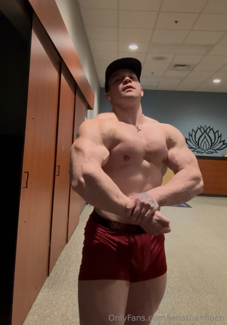 Happy flex friday with some extra pics and clip from today s posing part 2 