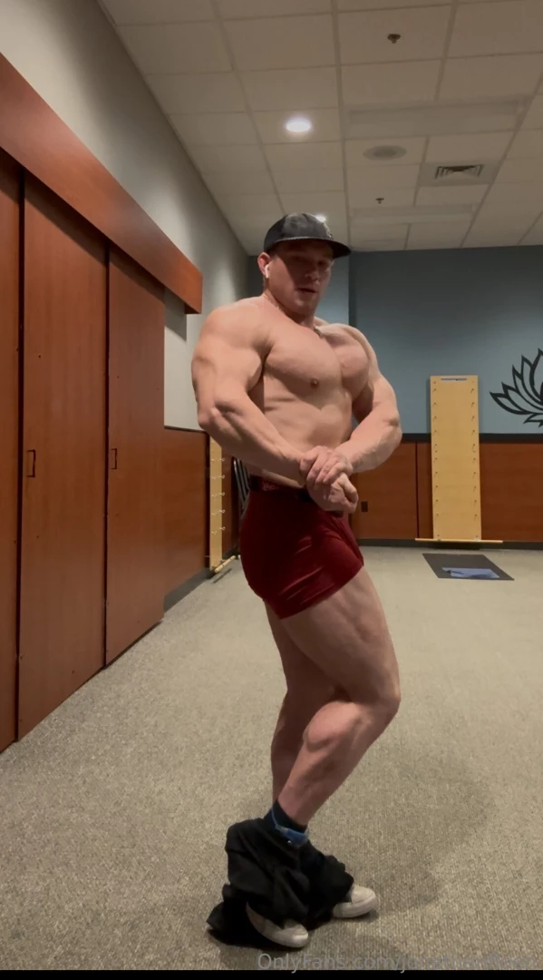 Happy flex friday with some extra pics and clip from today s posing part 4 
