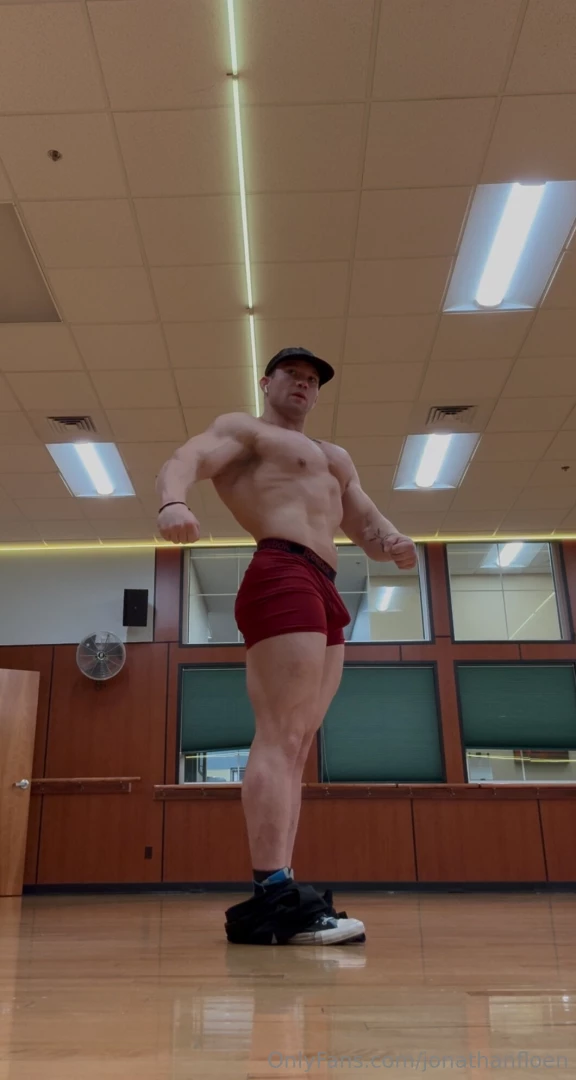 Happy flex friday with some extra pics and clip from today s posing part 3 