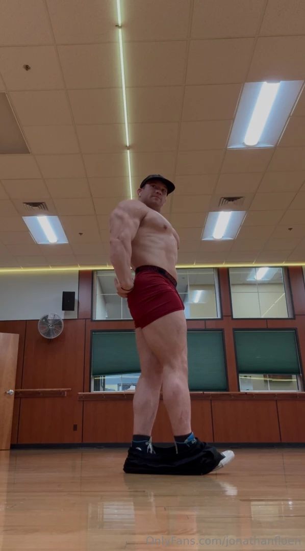 Happy flex friday with some extra pics and clip from today s posing part 1 