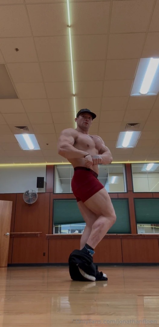 Happy flex friday with some extra pics and clip from today s posing part 5 