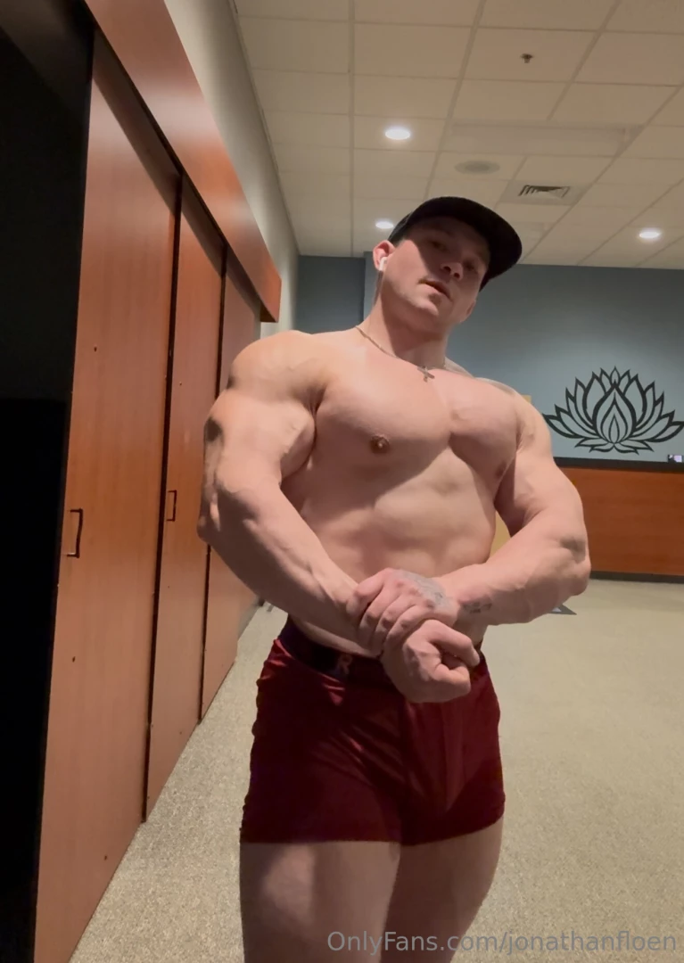 Happy flex friday with some extra pics and clip from today s posing 