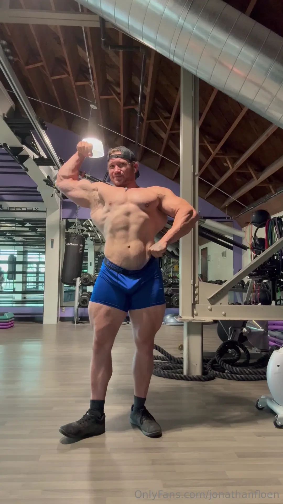 Happy thursday today s posing after the odd shoulder day transitions 