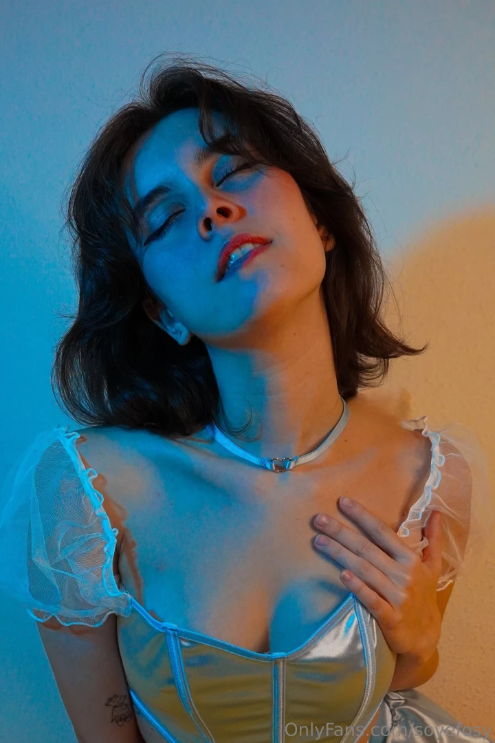 Cierro mis ojos y las ideas m s traviesas me invaden 